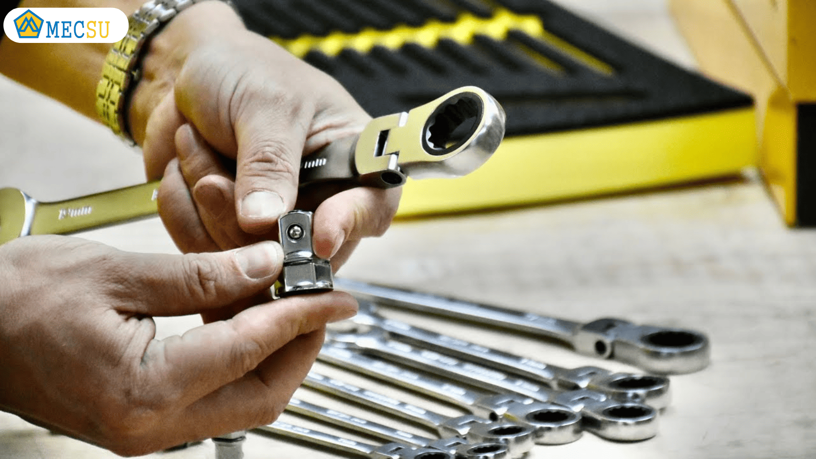 Thao tác sửa chữa động cơ chuyên nghiệp